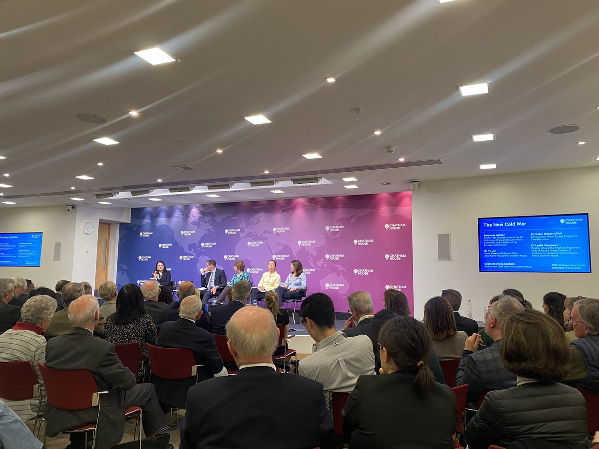 A wonderful evening @ChathamHouse  with old colleagues @RobinNiblett @londonvinjamuri @Yu_JieC @bronwenmaddox and Baroness Ashton talking US-China relations.

A fantastic panel and insightful event as always.

#CHEvents