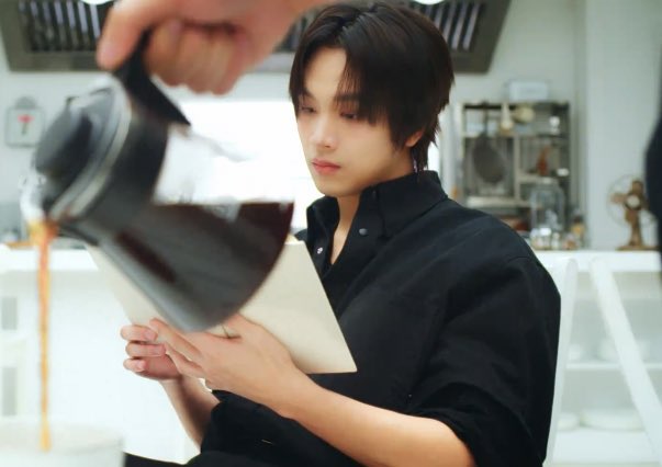 _ENCTHUSIAST's tweet photo. lee haechan in black long sleeve polo shirt. . .

I. CANNOT. DO. THIS. ANYMORE. https://t.co/QhEGGHCJSw