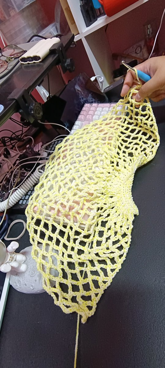 nicklelove's tweet photo. Placed my first bag project on hold again for this beach bag coz we have an upcoming beach trip in 2 weeks. Estimated running time: 3hrs #crochet #hookerthings https://t.co/WzyEk6e4Ng