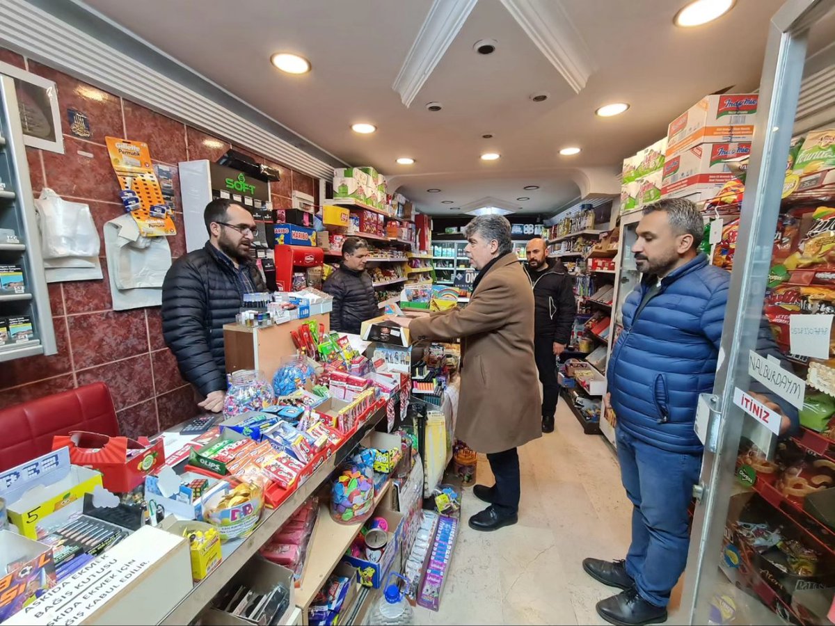 rpeyupsultan's tweet photo. Düğmeciler Camiinde kılınan teravih namazı sonrası Belediye Başkan adayımız Lokman Çelik ve beraberindeki heyetimiz mahalle esnafımızı ziyaret ederek kendilerinden seçimlerde desteklerini istedi.

#istanbul #eyüpsultan #bizeemanet https://t.co/0oYZQ14DuA