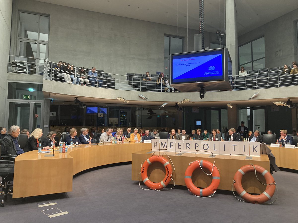 Full House heute bei der ersten Sitzung des neugegründeten Parlamentskreises Meerespolitik im Bundestag. Vielen Dank @schneider_cux @olafinderbeek & @StefWenzel für diese wichtige Initiative und jetzt gemeinsam volle Kraft voraus für die #Meeresoffensive.