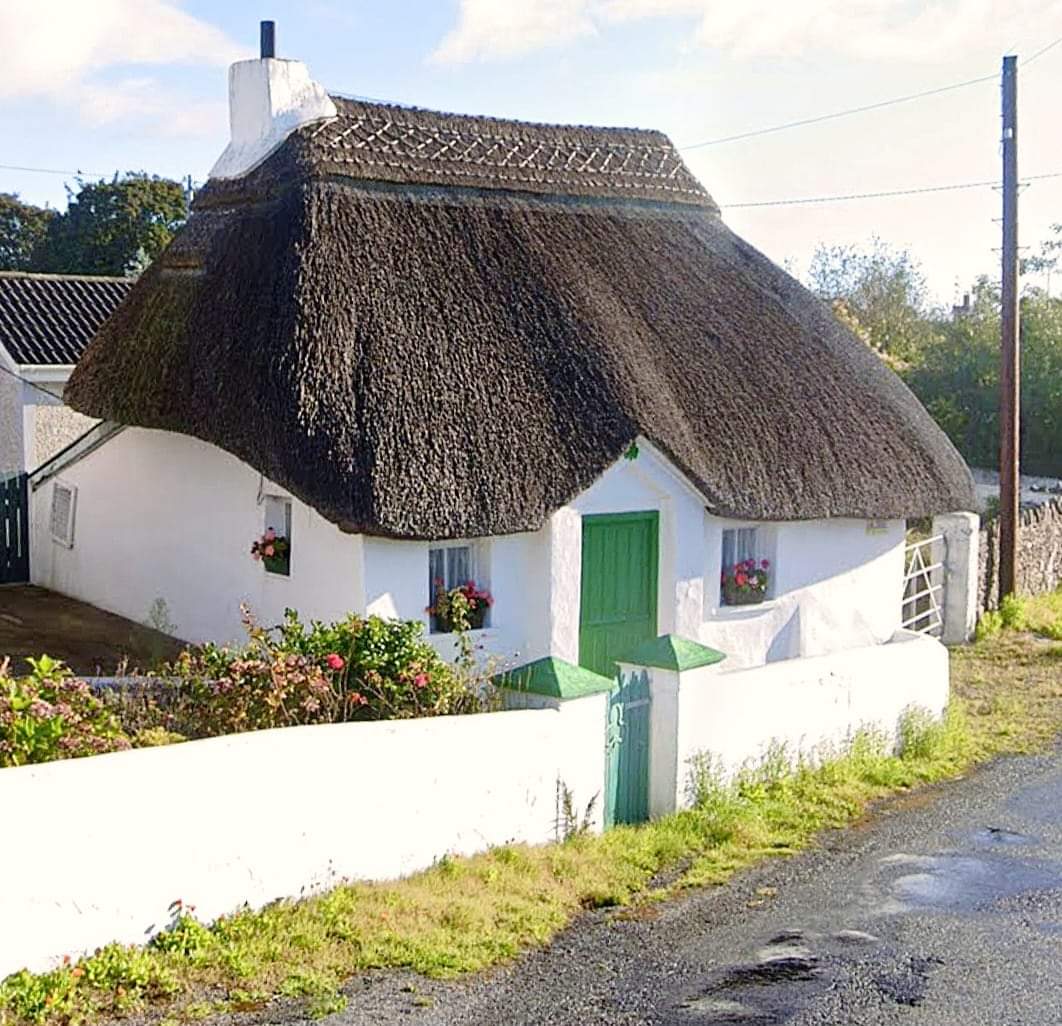 Curracloe, County Wexford One of Ireland's most photographed historic thatched houses. Uniquely (in Irish terms), the majority of County Wexford's remaining vernacular thatched dwellings are mud/clay walled structures. #wexford #heritage #vernacular #Ireland #Irish