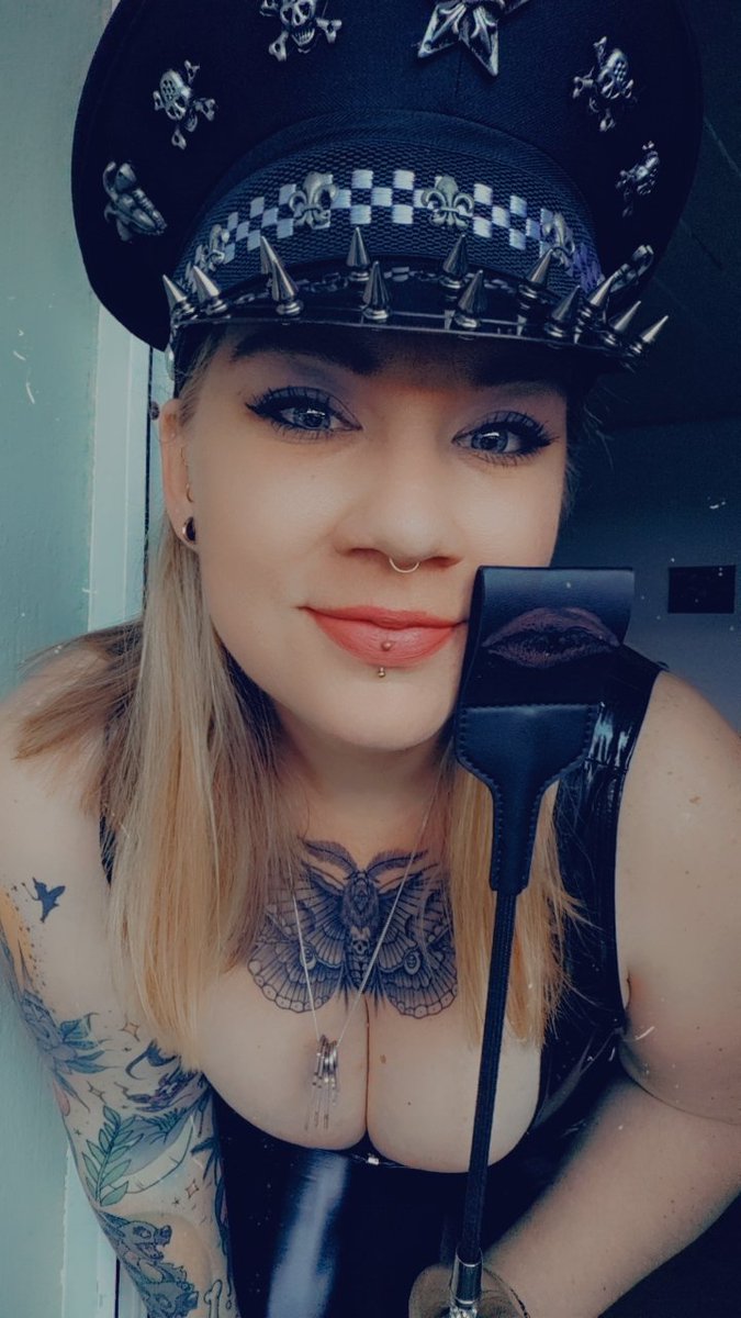 Ich bin nicht die perfekte Herrin.
Manchmal bin ich zu hart. Manchmal zu soft. 
Manchmal bin ich zu ungerecht. Manchmal sogar im Unrecht. 
Mein Content ist nicht "high class", weil ich es auch nicht bin. 
Ich bin ich. Ich liebe wer ich bin und was ich mache 🖤