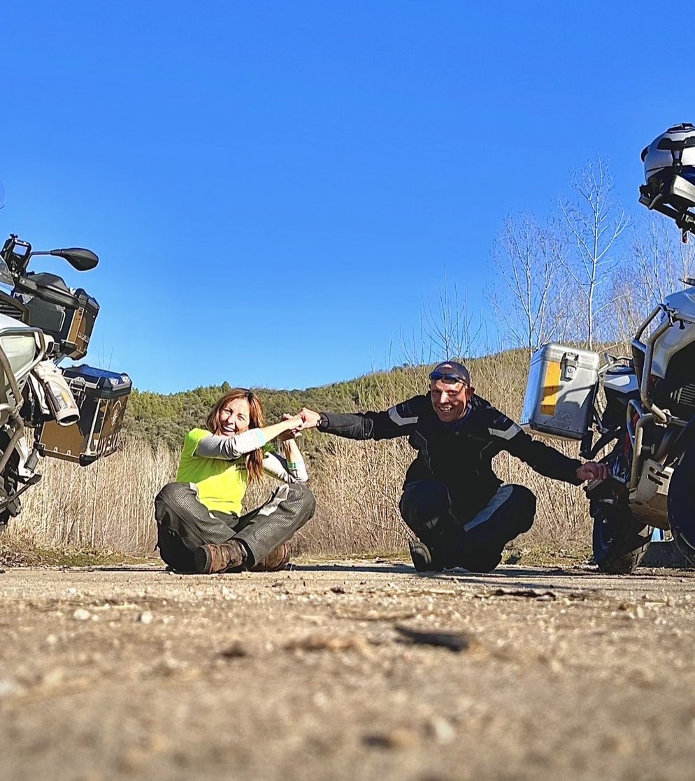 ElsiRider's tweet image. 𝐉𝐨𝐲 𝐨𝐟 𝐦𝐢𝐬𝐬𝐢𝐧𝐠 𝐨𝐮𝐭. 𝐉𝐎𝐌𝐎, ¿TE SUENA?
Ahora que se pasan tantas horas en las redes sociales, a muchos se les olvida disfrutar del camino, “nadie quiere perderse nada”, mientras que para otros, es una alegría perdernos un montón de cosas. #jomo #elsirider