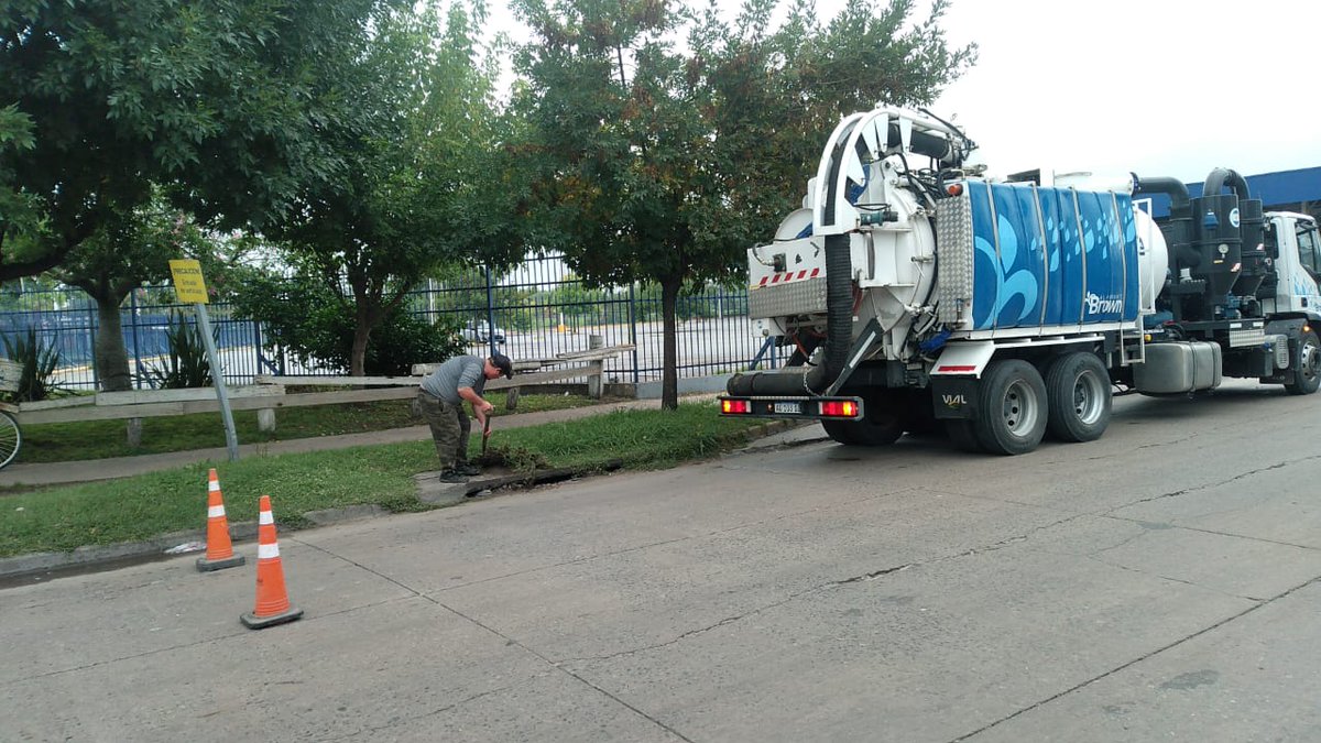 CascallaresPJ's tweet photo. 🌨️ Durante toda la jornada de hoy seguimos profundizando los trabajos preventivos que realizamos durante todo el año en los barrios y en las localidades de Almirante Brown, preparándonos para la tormenta que recorre la Provincia de Buenos Aires y se avecina al AMBA.

#BrownConVos https://t.co/0S5wMKxcqW
