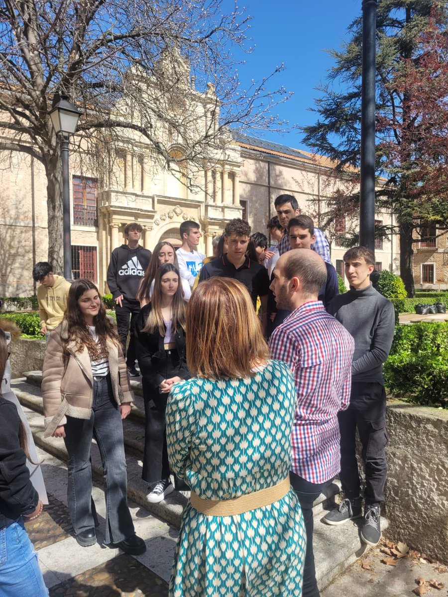 Bie_Praves's tweet photo. El alumnado de 1º #BIEPraves ha participado en el concurso 10 retos de Sherlock Holmes. Dirigidos por sus profesoras de #Física y #Química Laura y María han ganado el 2° premio y la 1° mención especial ¡Felicidades! 
#LaCienciaMola https://t.co/lBGiQv8CZh