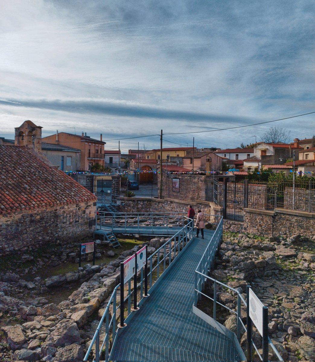 Tutta la bellezza del sito di #SantaAnastasia di #Sardara, vero e proprio unicum nel panorama #archeologico sardo anche grazie alla presenza di un pozzo #sacro al suo interno, che trae il nome dalla chiesa omonima. Un bellissimo esempio di #sincretismo e continuità insediativa.