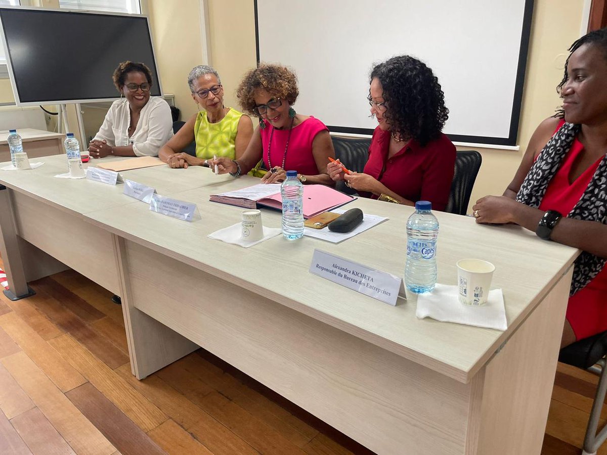 EDF_Guadeloupe's tweet photo. Ce Mardi 19 mars a eu lieu la signature de la convention de partenariat entre le lycée Augustin ARRON et EDF Archipel Guadeloupe. https://t.co/FzdoLghGWq
