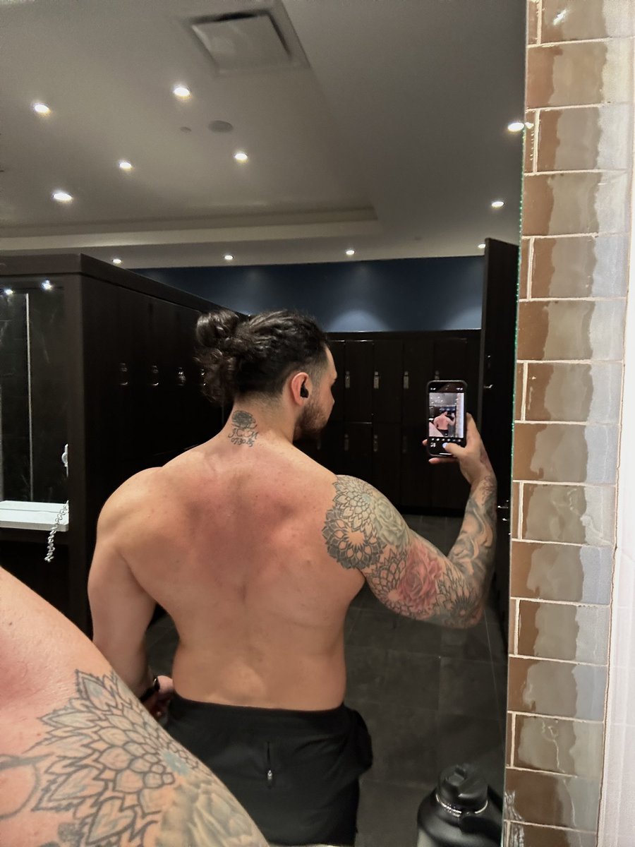 ValleyMerch's tweet photo. Still hate working out https://t.co/TkOIewi5Rk