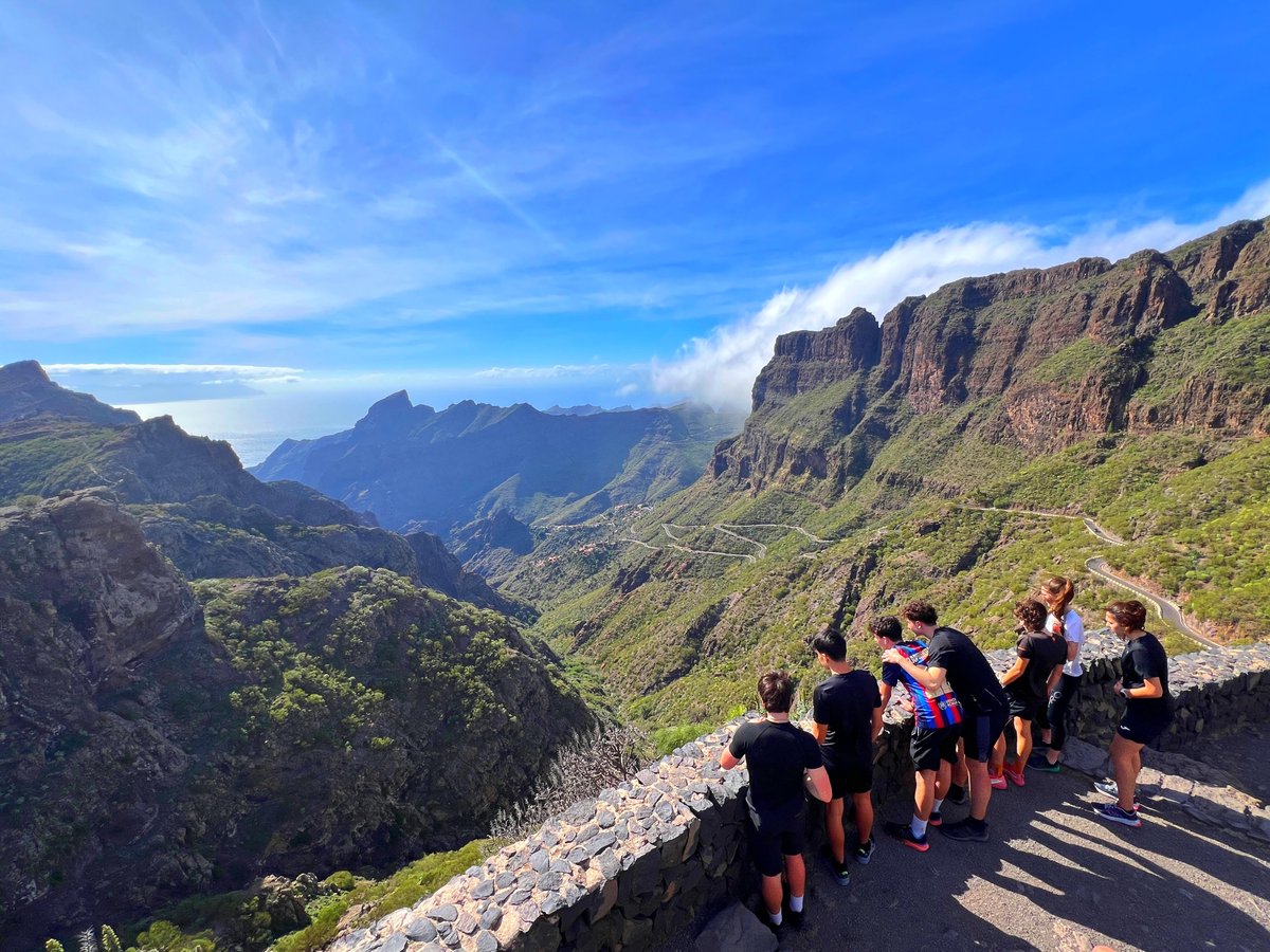 ICirvianum's tweet photo. 🌴 Notícies des de Tenerife! 🌴

Tot i la falta de son, l'alumnat va poder gaudir d’un bany a La Caleta 🏊‍♂️ i observar la flora endèmica de la zona. Avui, han gaudit d’una excursió per Masca fins a Les Portelas amb un paisatge i vistes espectaculars! 🏞️😍

Seguirem informant! 📢 https://t.co/SbjUkv4a55