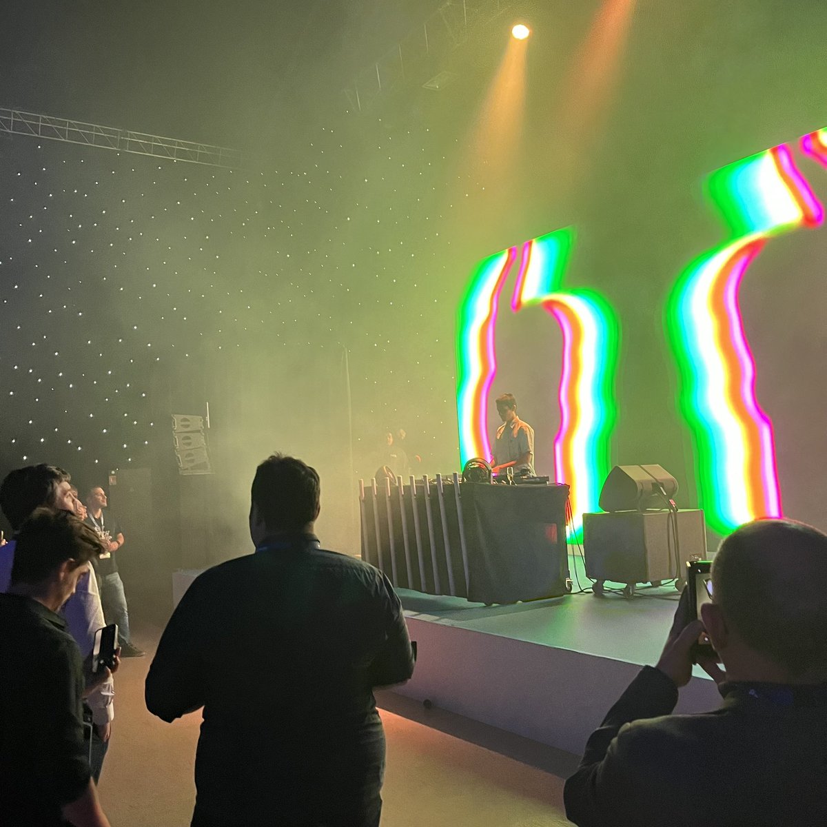 OVHcloud_FR's tweet photo. Et maintenant place à la musique avec @KungsMusic pour clôturer #PaaSForward tous ensemble ! 🎉⭐ https://t.co/GZBw4a03ac