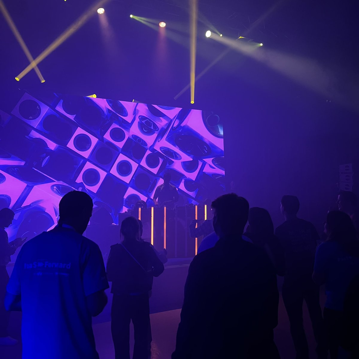 OVHcloud_FR's tweet photo. Et maintenant place à la musique avec @KungsMusic pour clôturer #PaaSForward tous ensemble ! 🎉⭐ https://t.co/GZBw4a03ac