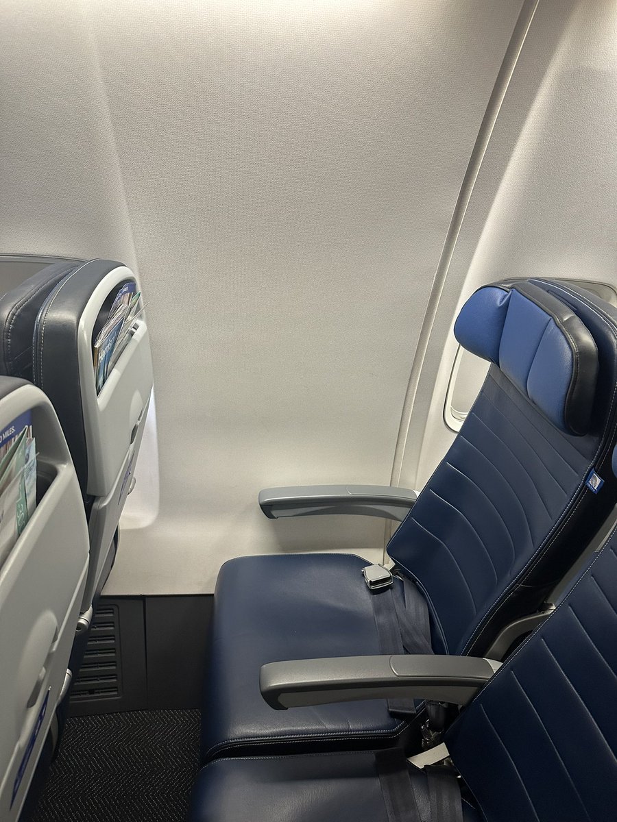 fagamericano's tweet photo. This is the window seat I paid for @united a big fuck you to you https://t.co/yenjWhXPJO