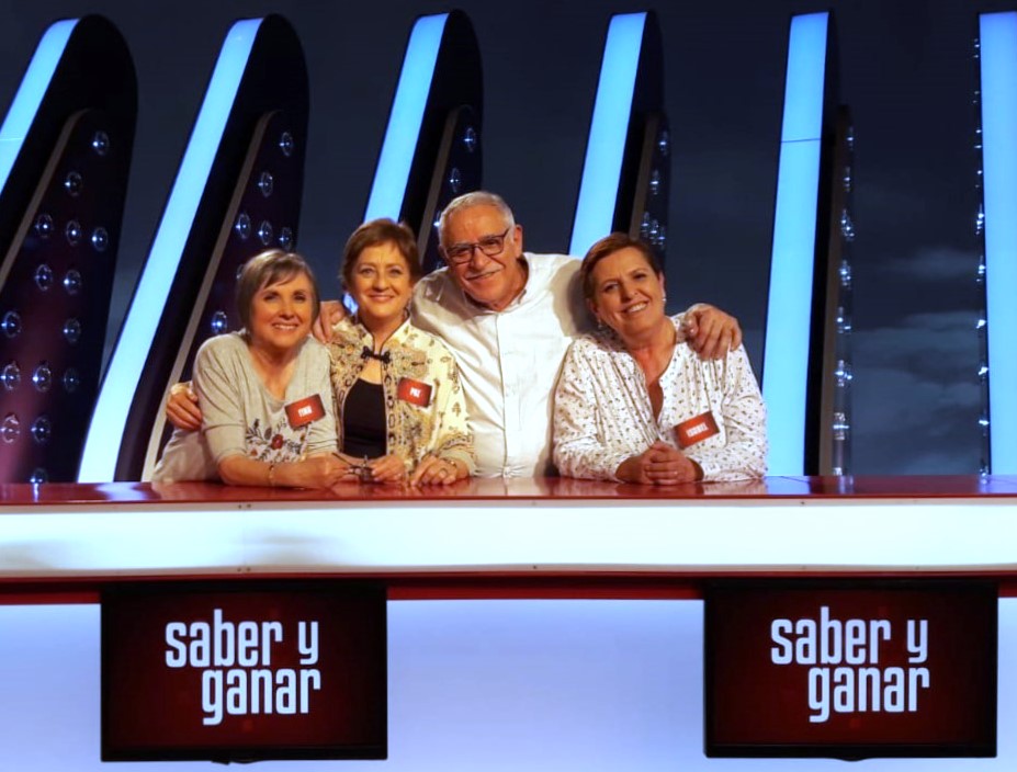 Hoy en @ElCazadorTVE me han preguntado por una de las leyendas de la tele: El invisible, el sabio, el gran @JuanjoCardenalL. Anda que si fallo... En la foto, las chicas de oro con él en el plató de #SaberyGanar