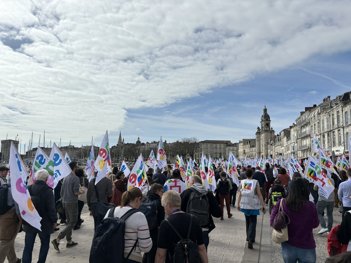 SNESLorraine's tweet image. Entracte ensoleillé au #congresSNES à #LaRochelle pour la manifestation du #19mars 
#NonAuChocDesSavoirs 
#OuiAuChocDesSalaires