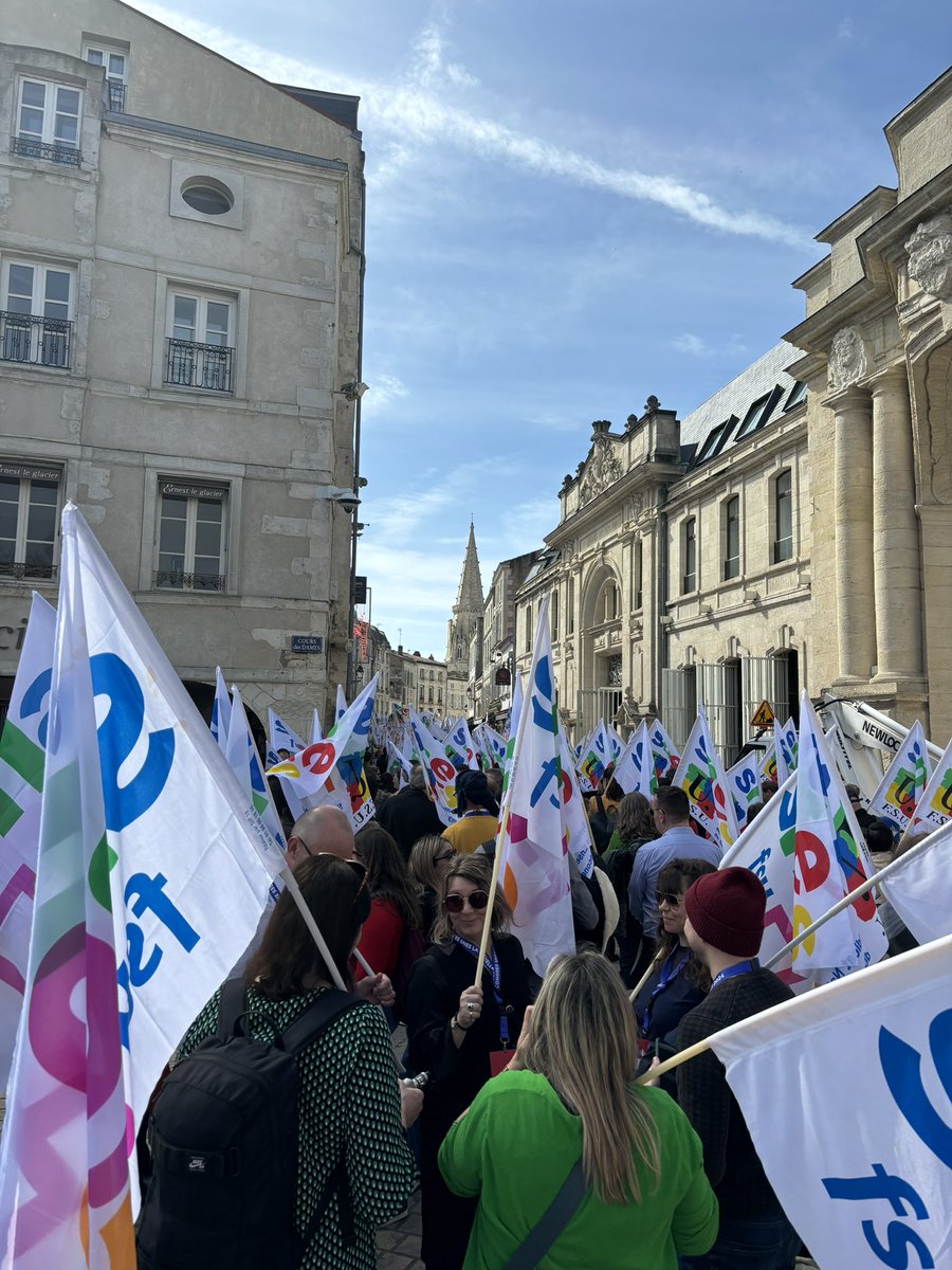 SNESLorraine's tweet image. Entracte ensoleillé au #congresSNES à #LaRochelle pour la manifestation du #19mars 
#NonAuChocDesSavoirs 
#OuiAuChocDesSalaires