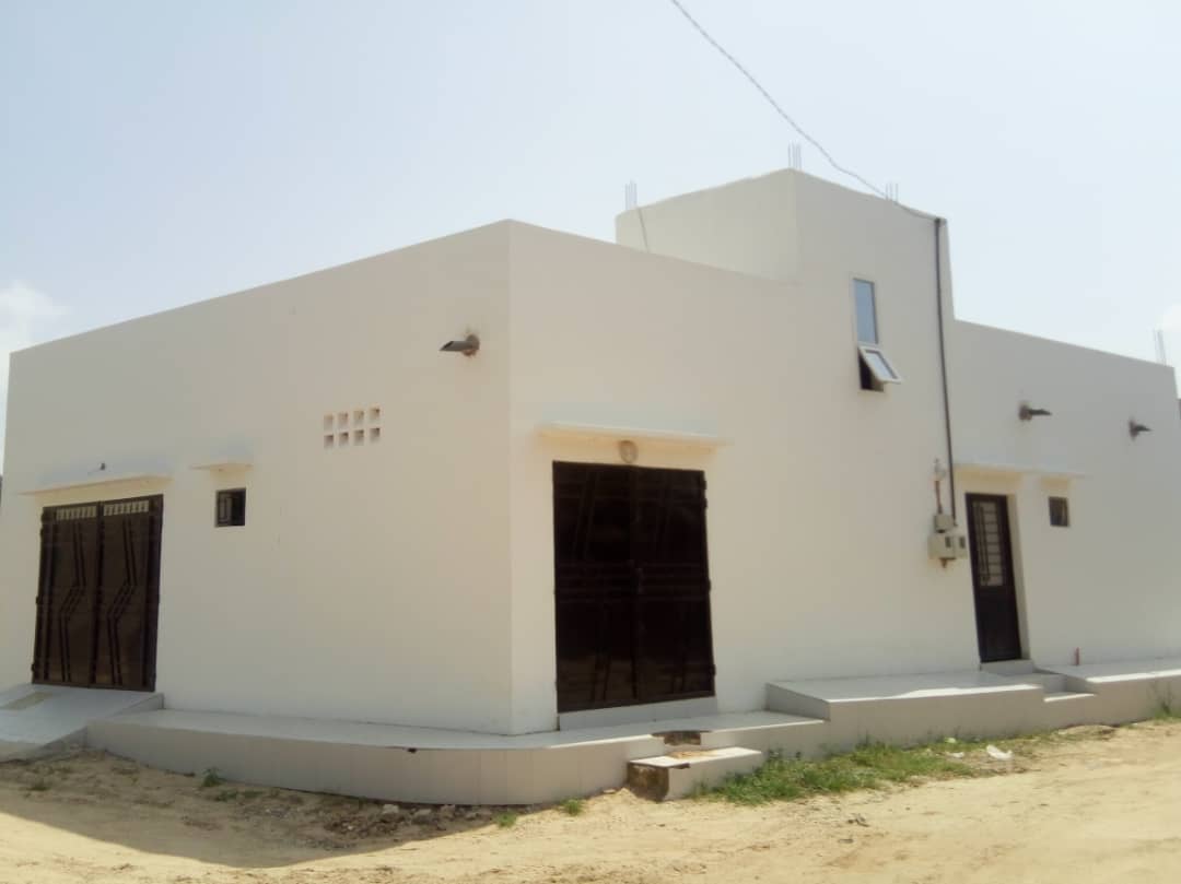 IMMOSENSarl's tweet photo. Villa 3 chambres salon à #louer à Keur Massar (jaxaye)
 🔸3 chambres 1 salon , 3 toilette intérieure, 
 🔸1 Cuisine 
 🔸1 toilettes visiteurs 
 🔸Prix : 150 000 Frs
* Moins de 15 mn de la sortie 9
🔴🔸Tel : 33 836 57 53
🔸WhatsApp : 76 644 07 59
🔸 Courriel : contact@immosen.sn https://t.co/TJxzvTZlcJ