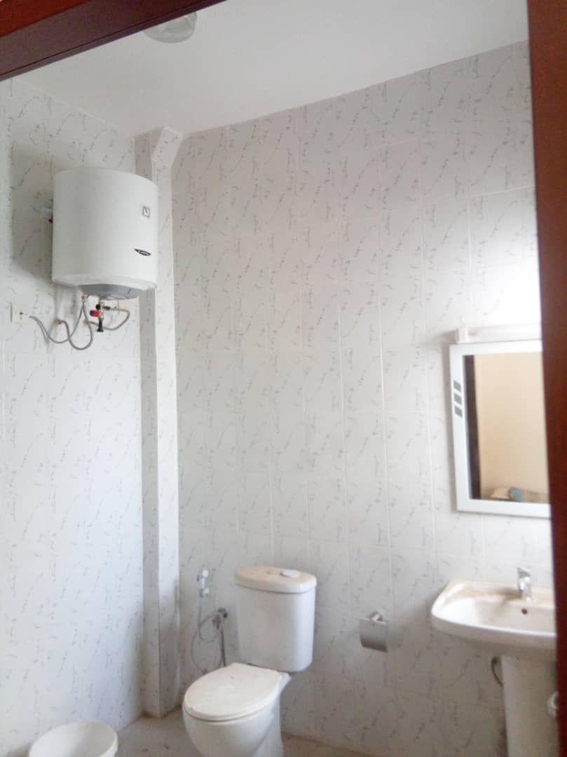 IMMOSENSarl's tweet photo. Villa 3 chambres salon à #louer à Keur Massar (jaxaye)
 🔸3 chambres 1 salon , 3 toilette intérieure, 
 🔸1 Cuisine 
 🔸1 toilettes visiteurs 
 🔸Prix : 150 000 Frs
* Moins de 15 mn de la sortie 9
🔴🔸Tel : 33 836 57 53
🔸WhatsApp : 76 644 07 59
🔸 Courriel : contact@immosen.sn https://t.co/TJxzvTZlcJ