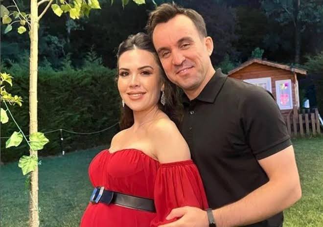 “Tayyargiller” olarak bilinen fenomen çiftin şirketine atanan kayyım Bünyamin Ergün, intihar etti.

Ergün arkasında “Çok fazla kötülük var” yazılı not bıraktı.