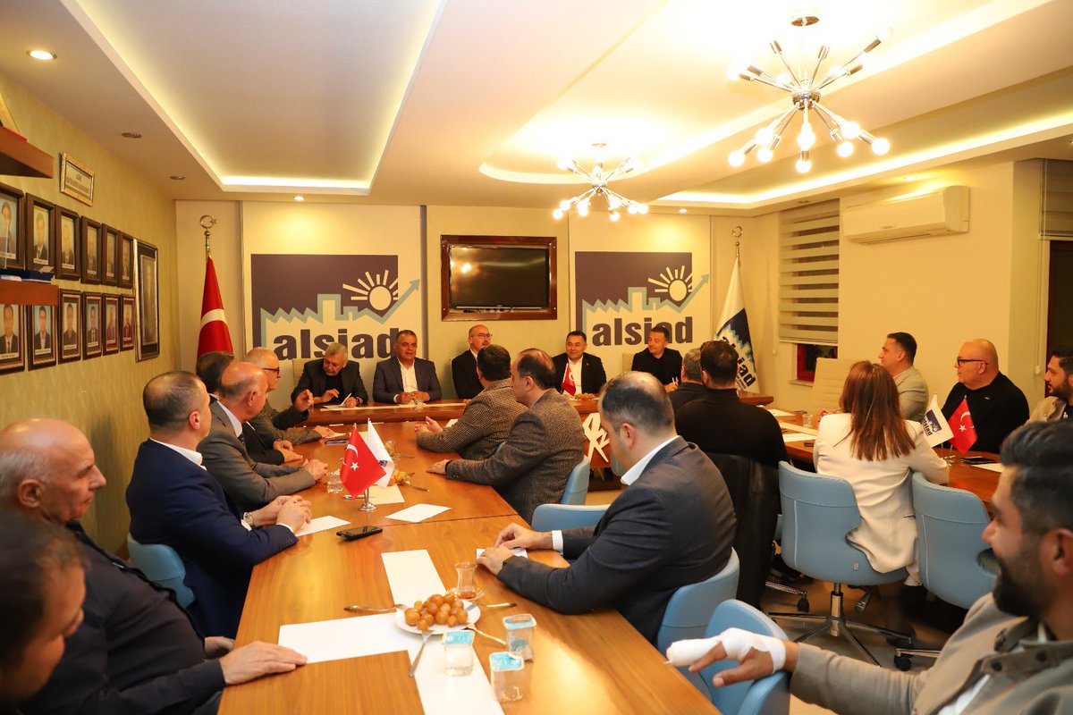 Alanya Sanayici İş İnsanları Derneği (ALSİAD) Yönetim Kurulu Başkanı Emrah Cezirioğlu ve kıymetli yönetim kurulu üyeleriyle bir araya geldik.

Bizleri ALSİAD'a şeref üyesi olarak davet eden Sayın Başkanımız Cezirioğlu'na ve yönetimine teşekkürlerimi sunuyorum.

Tarımıyla,