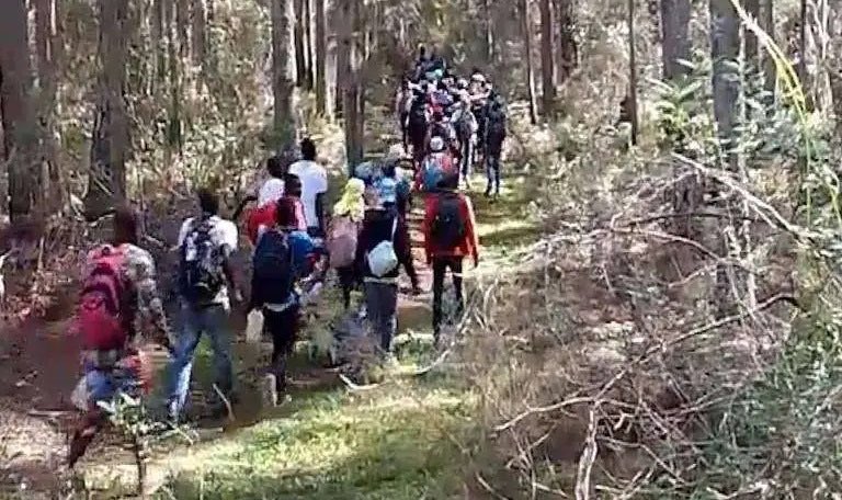 grisantycosme's tweet photo. .@elonmusk: 

“Video shocks more than 400 Haitians illegally entering Dominican Republic”. 

In this link you can see the reality:

https://t.co/qIP7HDUa1x

There is no such smart perimeter fence, it is a small concrete wall and small. https://t.co/B8tPO1kQWo