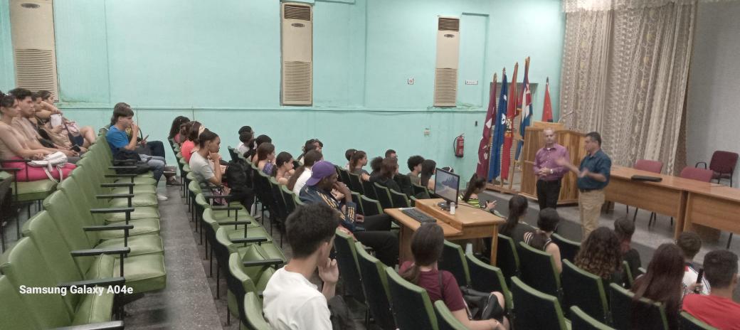 Continuamos intercambiando con los jóvenes en la base, la mejor forma de conocer sus necesidades, criterios y sugerencias para mejorar el trabajo. Esta vez con Derecho y Gestión Socio Cultural @UPRCuba #PinardelRío