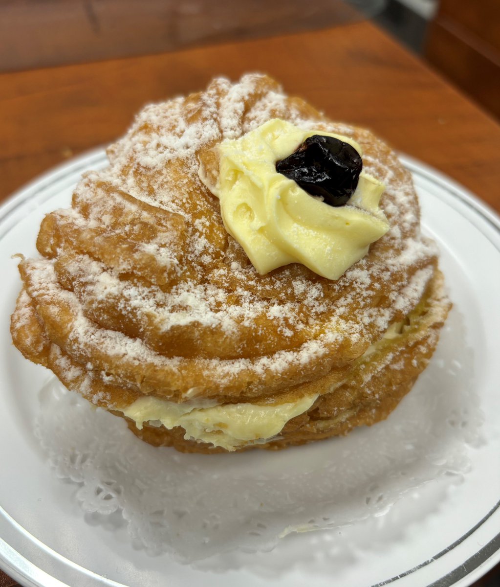 Our members are the best! Team Yorkdale-Glen Park received a sweet surprise of zeppole from <a href="/RusticBakery/">Rustic Bakery</a>. Made in the Neapolitan trad'n of choux pastry with a creamy filling and amarene, these donut-like treats are associated with the feast day of St. Joseph's. Grazie Peggy!