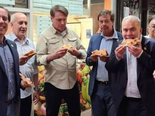 vinicios_betiol's tweet photo. DETALHE IMPORTANTE: a Polícia Federal está investigando se o Bolsonaro fez o uso da carteira de vacinação falsa nos EUA. Se usou, terá mais problemas ainda com a justiça do Brasil e dos EUA. Vale lembrar, que quando foi à Nova Iorque, ele e a sua turma foram barrados no restaurante por não possuírem comprovante de vacinação. Na ocasião, tiveram que comer pizza na sarjeta. Nessa época ele ainda não tinha o comprovante de vacinação impresso pelo Mauro Cid. A questão é: e depois do comprovante falso? Ele usou para frequentar determinados espaços?