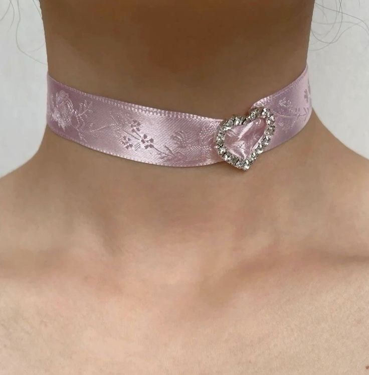 heartzjpg's tweet photo. prettiest choker https://t.co/y5pzQ9acP8
