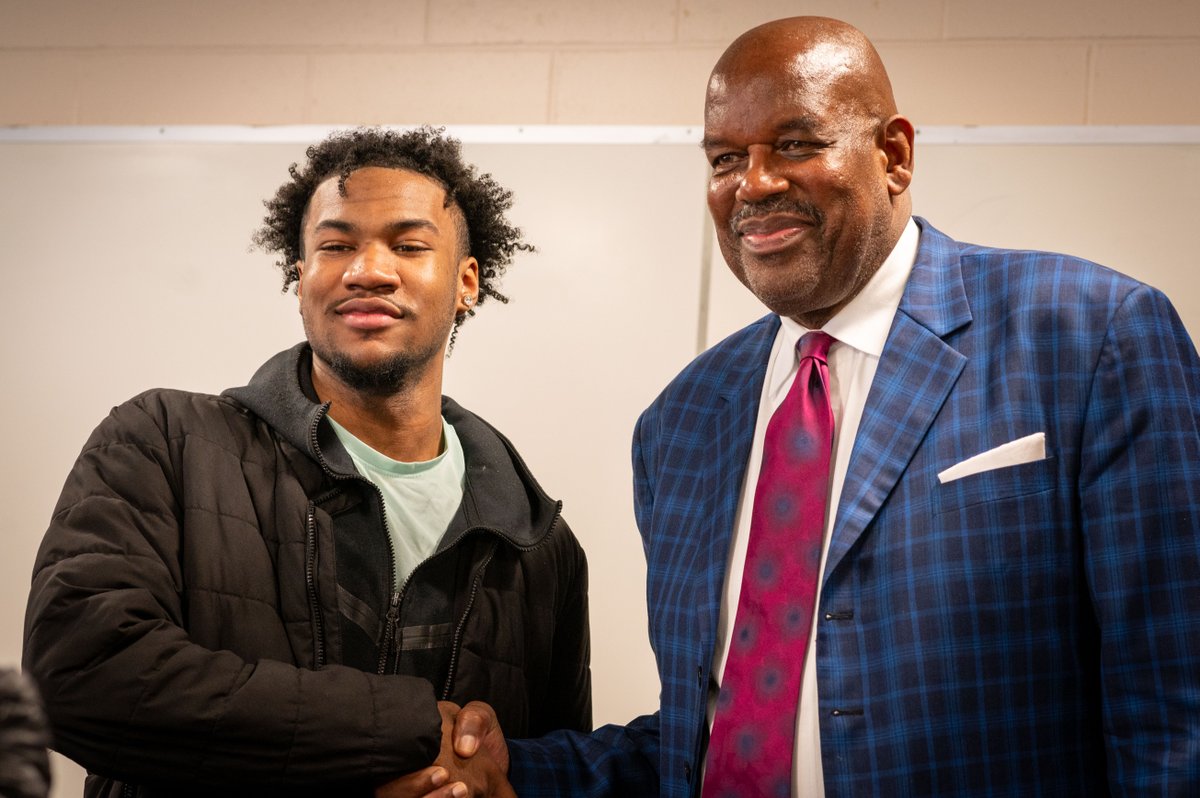goannamaria's tweet photo. Today, @BostonCeltics great Cedric Maxwell spoke to Anna Maria's Sports Communication class. Maxwell won two NBA championships with them (1981, 1984) and earned Finals MVP honors in 1981. He earned a place among the Celtics legends, with his jersey (# 31) retired by the team. https://t.co/MI1KkoebvB