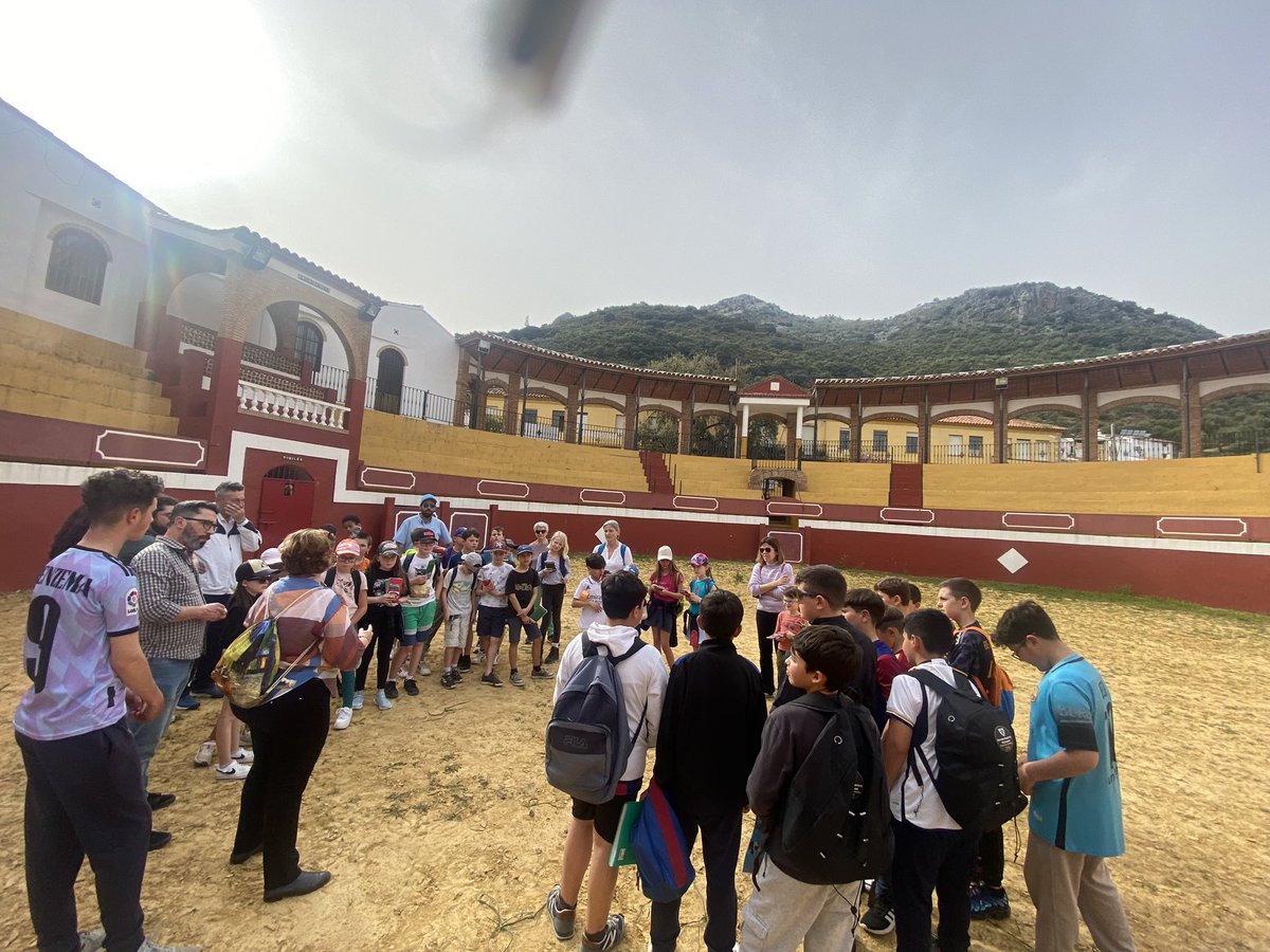 ceipcortesfront's tweet photo. Fantástica visita guiada por nuestro pueblo del alumnado de 6º a los compañeros/as del École Saint Joseph de Méan. Gracias a la concejala de Educación y Cultura del Ayuntamiento por acompañarnos.
#ErasmusPlus #ErasmusPlusEs #MiErasmisPlus #MEPRural @cepronda @cortesdelafron https://t.co/Vl5VY9XjeY