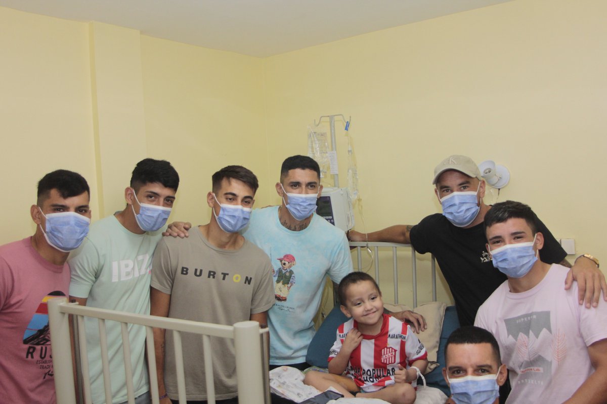 CASMOficial's tweet photo. 🔴⚪️ #Institucional

Acompañar en el partido de la vida 🇦🇹

Integrantes del plantel profesional, cuerpo técnico y médico, visitaron hoy la sala 12 de oncología del Hospital del Niño Jesús.

Brindarles una alegría a estos niños y niñas, transmitiendoles esperanza a través de la pasión, puede significar un pequeño pero fuerte apoyo en esta lucha constante que atraviesan.

#VamosCiudadela