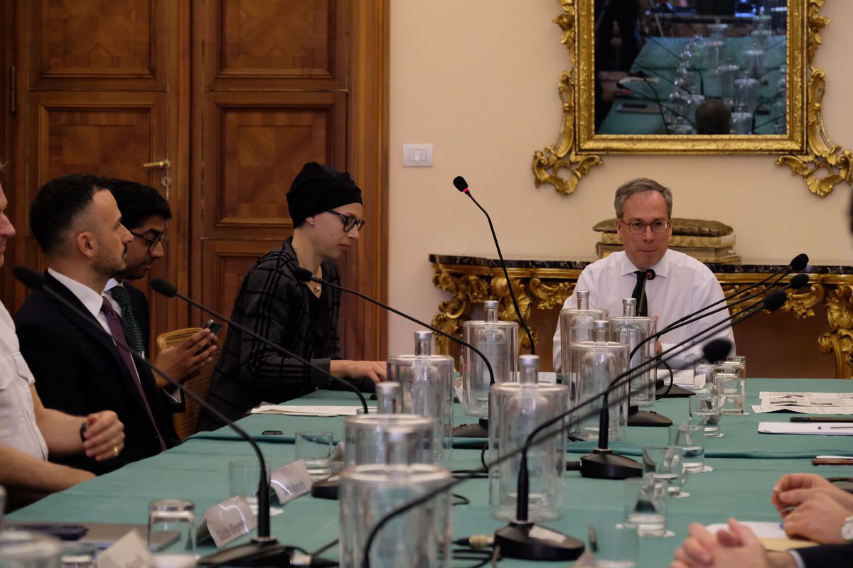 EdLlewellynFCDO's tweet image. Very proud to launch the UK-Italy Young Leaders Programme today with my colleague 🇮🇹 Ambassador @InigoLND, with 10 participants in this first year. New champions for the 🇬🇧🇮🇹 relationship, from music to journalism, science to the classics, the military to the arts! 🇬🇧🤝🇮🇹 #YLP