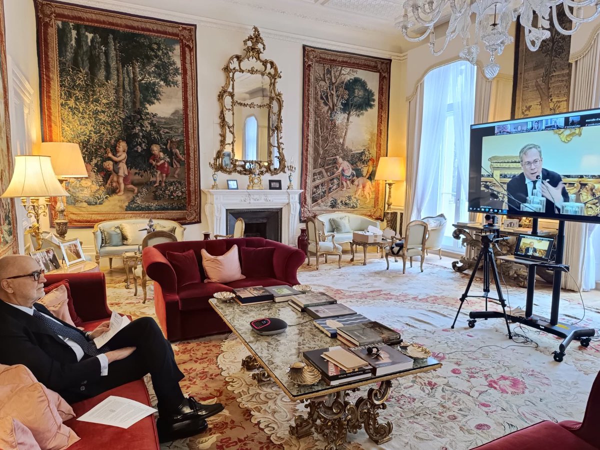 EdLlewellynFCDO's tweet image. Very proud to launch the UK-Italy Young Leaders Programme today with my colleague 🇮🇹 Ambassador @InigoLND, with 10 participants in this first year. New champions for the 🇬🇧🇮🇹 relationship, from music to journalism, science to the classics, the military to the arts! 🇬🇧🤝🇮🇹 #YLP