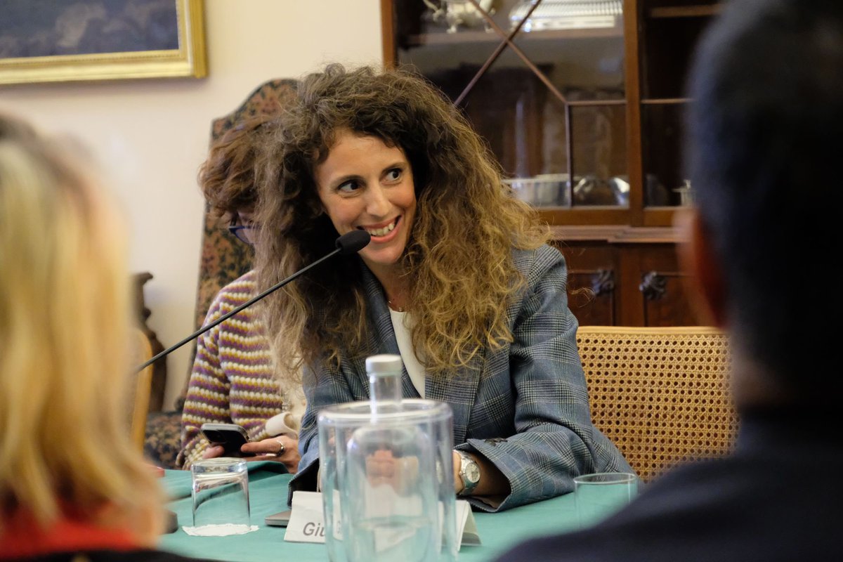 EdLlewellynFCDO's tweet image. Very proud to launch the UK-Italy Young Leaders Programme today with my colleague 🇮🇹 Ambassador @InigoLND, with 10 participants in this first year. New champions for the 🇬🇧🇮🇹 relationship, from music to journalism, science to the classics, the military to the arts! 🇬🇧🤝🇮🇹 #YLP