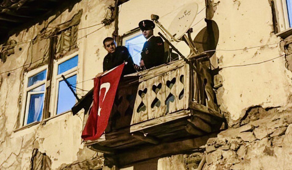 Kerpiç evlerin yiğit gençleri Sevgili Uzman Çavuş kardeşlerim; Kadro güvencesi ananızın ak sütü kadar hakkınızdır Kamuda bostan sulayan bahçıvanlara bile kadro verildiyse, Kurşunların üzerine yürüyen kahramanlara da hakettiği sosyal hakları verilmelidir Allah sizi korusun 🇹🇷