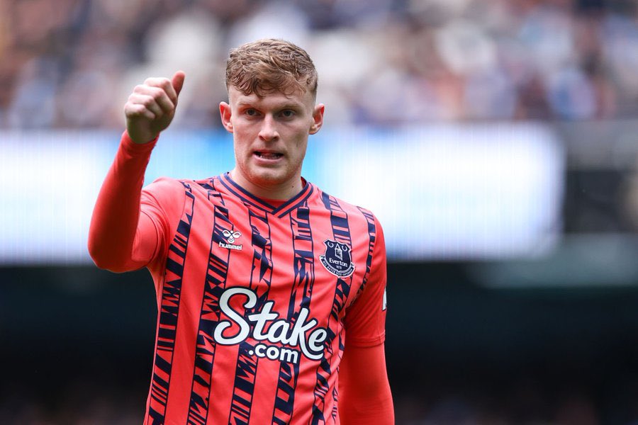 ManUnitedLinks's tweet photo. 🚨🏴󠁧󠁢󠁥󠁮󠁧󠁿 Manchester United are very interested in Jarrad Branthwaite. Everton want between £70-80m for the defender. [@FrazFletcher, mufcMPB YouTube] https://t.co/HbgKYjwlbK