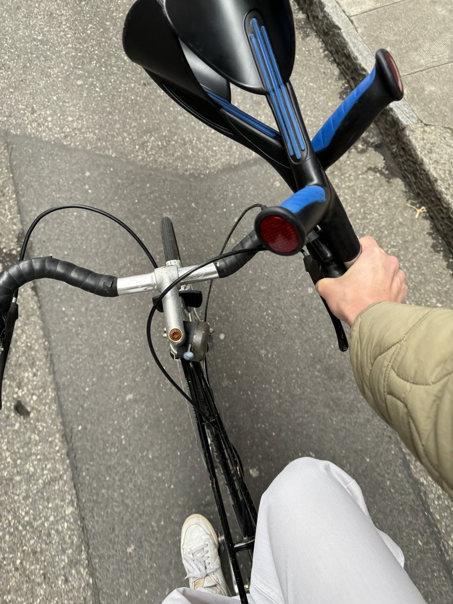 New mobility: crutches on bike (while taking a picture) !