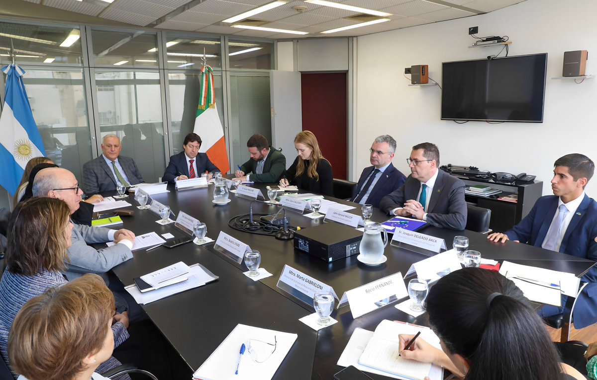 Tuvimos una reunión muy fructífera con @CancilleriaARG sobre cómo podemos fortalecer las relaciones Irlanda ☘️ y Argentina 🇦🇷 , incluyendo la promoción del comercio e inversión bidireccional. @daracalleary @Entirl @IDAIRELAND @EmbArgIrlanda