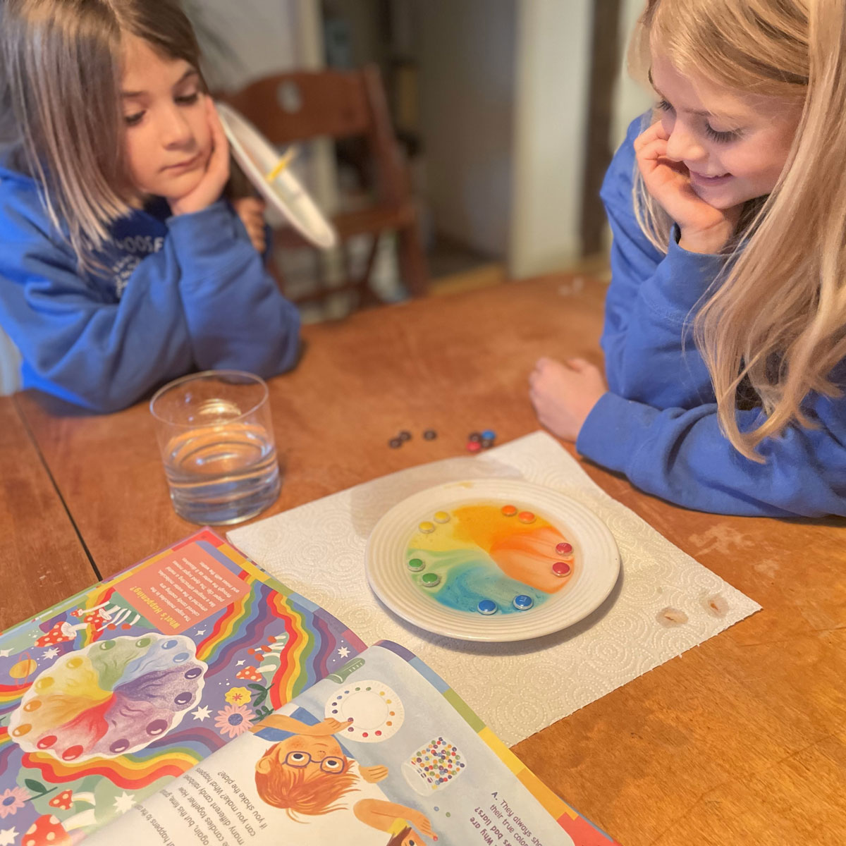 RAINBOW SCIENCE is here! Kids can become rainbow scientists and learn all about the wonders of rainbows with this new book featuring fun, hands-on activities by @ArtemisRoehrig and beautiful illustrations by Sarah Walsh. Details: hachettebookgroup.com/titles/artemis… 📸 @ArtemisRoehrig