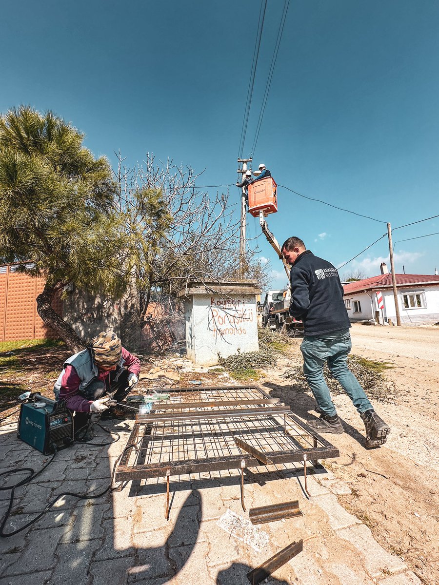 alpertuydes's tweet photo. Burada gördüğünüz yuva tellere temas ettiği için elektrik ekiplerince kaldırılmış. Bu yuva bulunduğu köydeki tek leylek yuvası olunca köy halkı yenisini koymak için adeta belediyeye baskı yaptı :) Ne hoş onların son leyleklerine sahip çıkması. Karacabey Belediyesi olarak hemen duruma müdahil olduk ve anında hazırladığımız platformla birlikte yuvada aldık soluğu. Köylüler zaten yuvanın altında bizi bekliyordu. Biz platformu hazırlarken onlar da yuva malzemesi topladı hemen. 

Önce platform direğe sabitlendi. Ardından malzemelerle yuvayı doldurduk. Ve akşam üstü güzel haber geldi. Leylek çifti yeni yuvalarından böyle poz vermişler :)

Burada hassasiyetlerinden dolayı başkanımız @AOzkan16 a @Karacabey_Bel ve @uedascomtr ayrıca teşekkür ediyorum. Ve en önemlisi son leylek yuvalarına sahip çıkan Dağkadı Köyü halkına💚