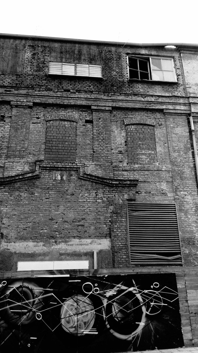 UK250463's tweet image. Broken Window 

#ThanksForFollowing  🎞#Streetphotography