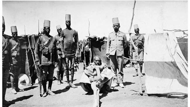 نحن ما بننكسر مهما حاول الأخرون كسرنا، عبد القادر ود حبوبة رغم القيد لكن رأسه شامخ وهامته للسماء، دي المقاومة الفعلية؛ ورثناها عن أجداد، وهنورثها لأبناء وأحفاد طالما في شيء اسمه سودان، سنظل رافعين رؤوسنا للسماء بالمعنيين الحرفي والبلاغي.