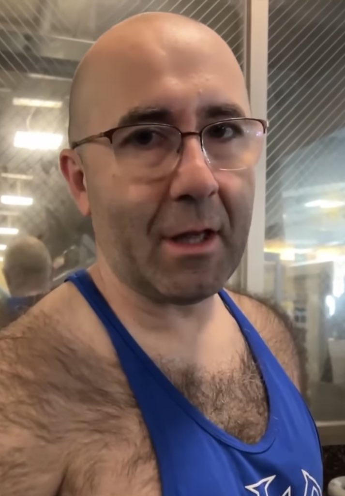 os presento al macho ibérico de manual:

- 0 labios
- cabeza rodilla
- gafas de filemon
- silueta grisácea de la barba recién afeitada
- cejas de oruga
- 14 dioptrías 
- pelambrera histórica por doquier 
- cuello y nuca afeitados para que no se vean pelos con la camiseta puesta
