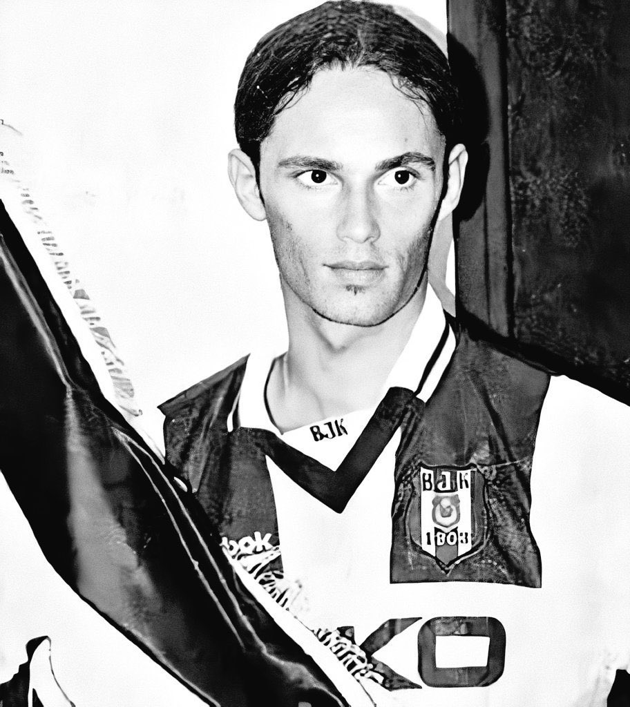 Fdemedyaa's tweet photo. Eski futbolcu Ersen Martin hayatını kaybetti.

Merhuma Allah’tan rahmet; ailesine, yakınlarına ve sevenlerine başsağlığı dileriz. https://t.co/Y3GzXKp4yW