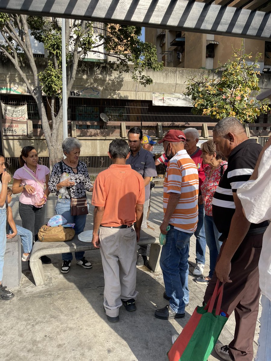 Jesusfbolivarb's tweet photo. #19Marzo Nuevamente estuvimos con nuestro equipo de #SantaTeresa, compartiendo un vaso de avena con los vecinos, informamos los puntos de Registro en el CNE y aprovechamos de Juramentar a nuestra compañera Ana Veracierta como Secretaria de Organización Parroquial. 

Seguimos https://t.co/wQL8xrzIv8