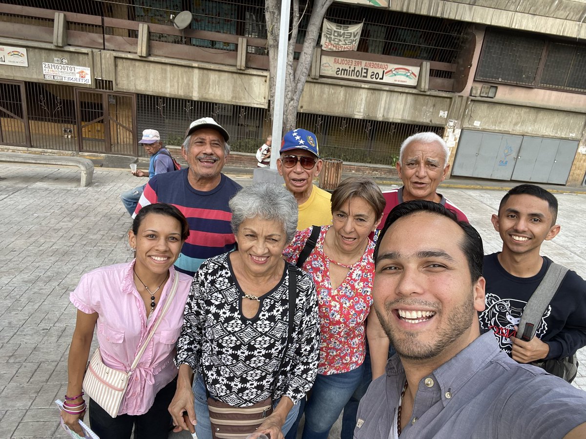 Jesusfbolivarb's tweet photo. #19Marzo Nuevamente estuvimos con nuestro equipo de #SantaTeresa, compartiendo un vaso de avena con los vecinos, informamos los puntos de Registro en el CNE y aprovechamos de Juramentar a nuestra compañera Ana Veracierta como Secretaria de Organización Parroquial. 

Seguimos https://t.co/wQL8xrzIv8