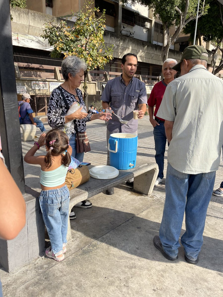 Jesusfbolivarb's tweet photo. #19Marzo Nuevamente estuvimos con nuestro equipo de #SantaTeresa, compartiendo un vaso de avena con los vecinos, informamos los puntos de Registro en el CNE y aprovechamos de Juramentar a nuestra compañera Ana Veracierta como Secretaria de Organización Parroquial. 

Seguimos https://t.co/wQL8xrzIv8