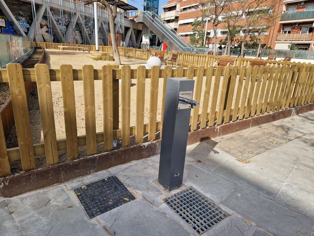 sants3radio's tweet photo. Els infants de l'escola Cavall Bernat ja poden gaudir del nou espai de jocs a la Rambla Badal.🛝
Al #SantsMontjuïcAlDia entrevistem en Dani Ocaña de @CavallBernatAFA i Albert @deusedes del @BCN_SantsMont.

🎧Audio👉https://t.co/OrH6t4Sv5r
📰Notícia📸Fotos👉https://t.co/3f6iCADXPI https://t.co/0hRoiLhQ9i