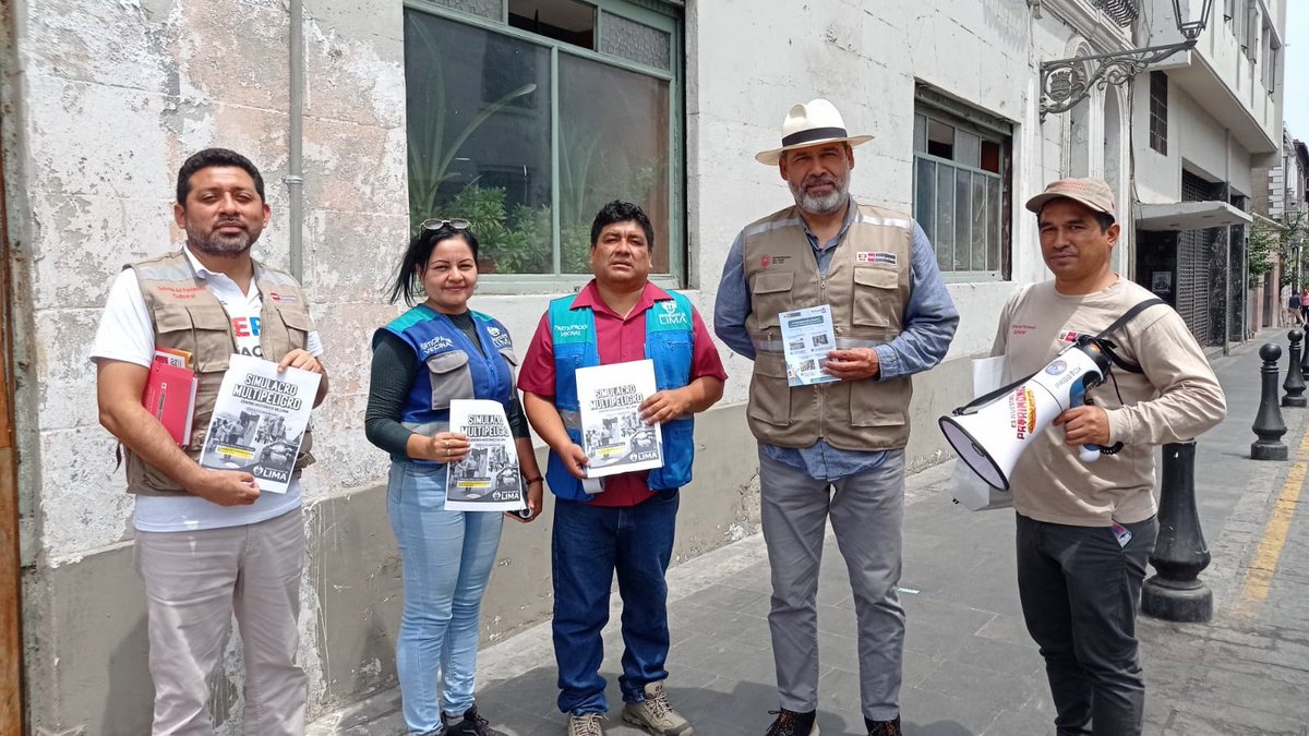 MinCulturaPe's tweet photo. ¡Preparados en casos de sismo! Esta mañana, el Mincul junto a @MuniLima, recorrió el Jr. Conde de Superunda, en el Centro de Lima, donde realizamos una jornada de sensibilización a vecinos residentes de casonas, de cara al #SimulacroMultipeligro del miércoles 20 a las 7:00 p.m. https://t.co/70Xs2XKClI